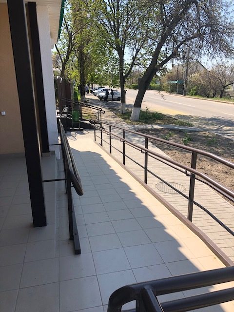 НСЗУ не укладатиме договори з лікарнями, що не створять безперешкодного доступу для осіб з інвалідністю