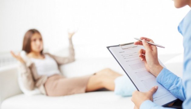 В українських лікарнях запровадили посади психотерапевта і клінічного психолога
