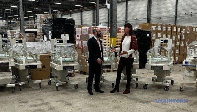 Нідерландська асоціація лікарень передала Україні спецобладнання для новонароджених