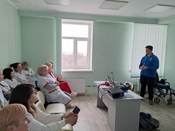 Навчальні сесії на тему: "Навчання ризикам, пов'язаним з вибухонебезпечними предметами" та "Збройний конфлікт: як підготуватися та убезпечити себе"